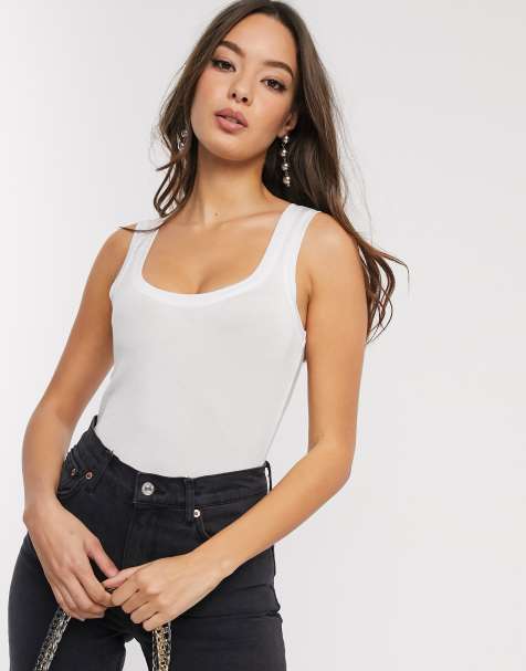 Vero Moda – Geripptes, weißes Trägershirt mit U-Ausschnitt