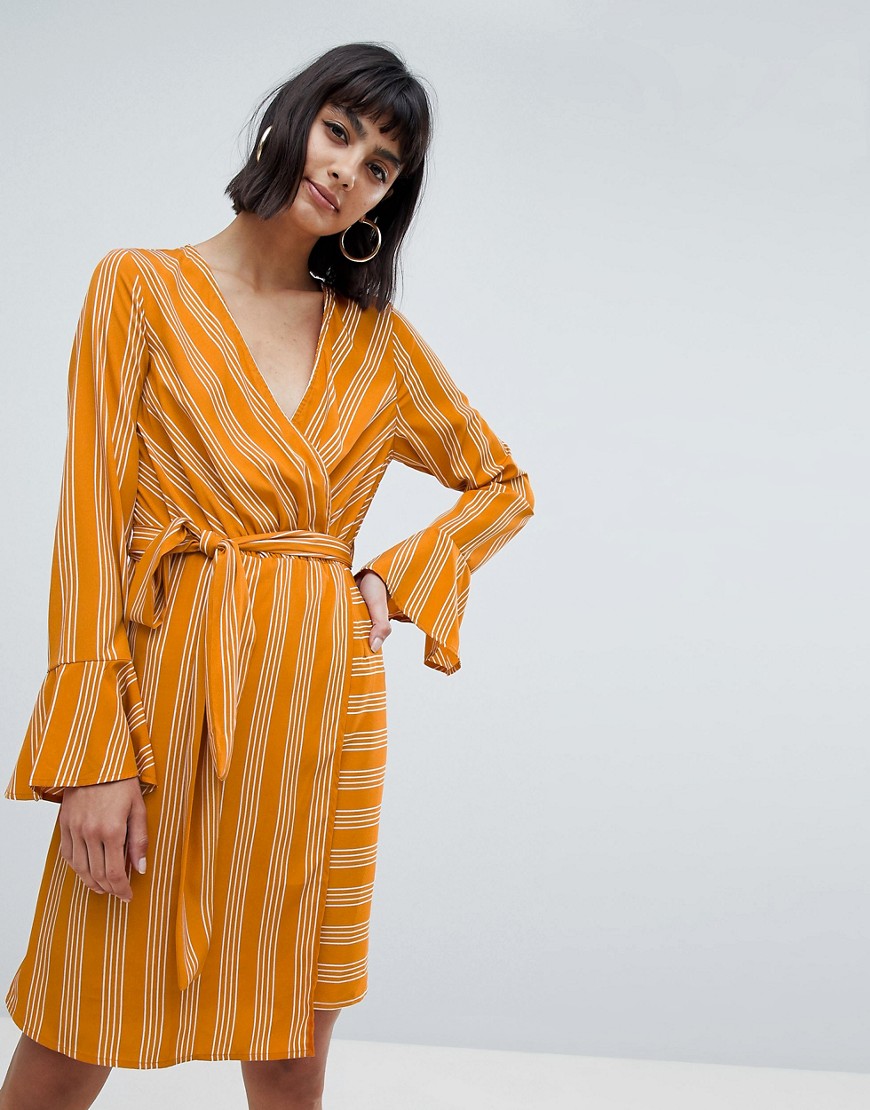 Vero Moda - Gestreepte midi-jurk met overslag en knoop, in geel
