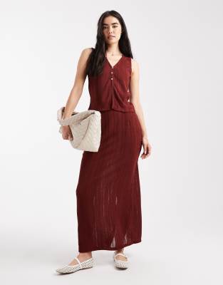 Vero Moda - Gestreifter Strickrock in Burgunderrot