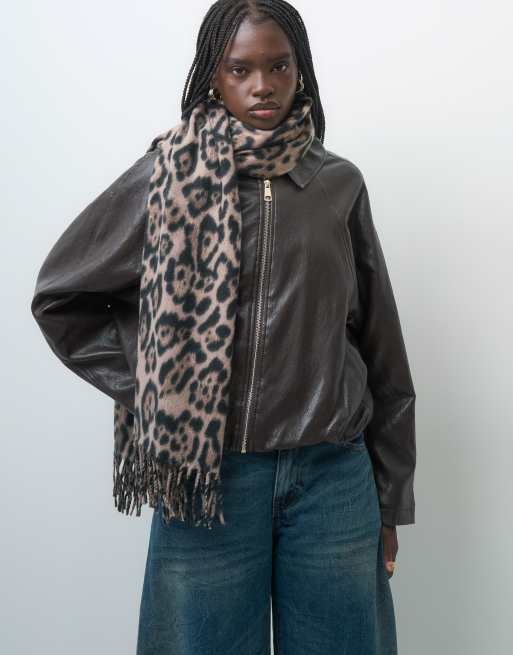 Vero Moda gestrickter Schal mit Quasten und Leopardenmuster, 2 von 3