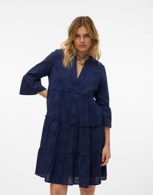 Vero Moda - Gestuftes Minikleid in Marineblau mit V-Ausschnitt und Lochstickerei