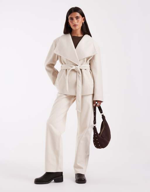 Vero Moda giacca formale corta con collo a imbuto e cintura, color crema, 1 di 4