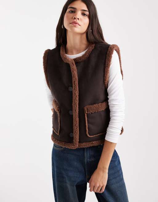 Vero Moda gilet i mockaimitation med fårskinnsimitation i chokladbrunt, 2 av 4