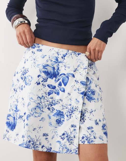Vero Moda - Gonna pantalone a vita medio alta bianca a fiori blu, 2 di 5