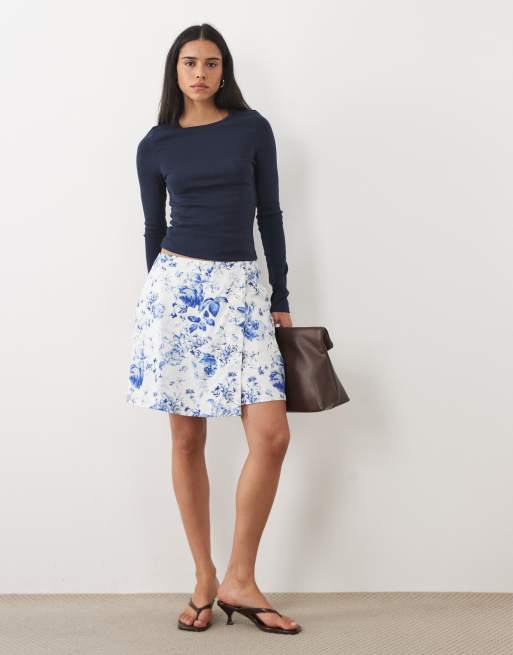 Vero Moda - Gonna pantalone a vita medio alta bianca a fiori blu, 3 di 5