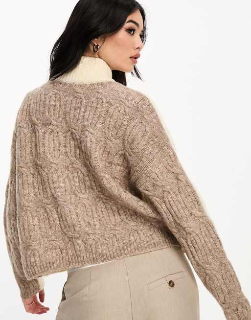 Vero Moda – Gräddvit och brun kabelstickad tröja med hög krage  , 4 av 4