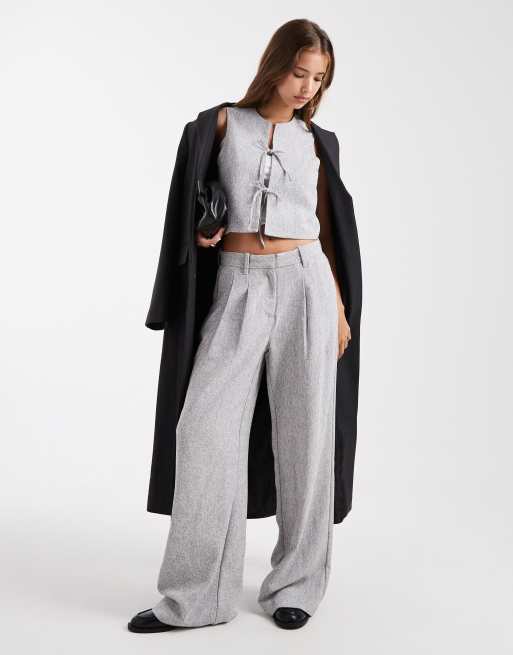 Vero Moda – Gråmelerade, figursydda byxor med veck framtill och vida ben, del av set