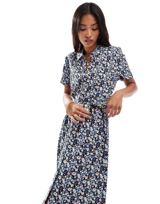 Vero Moda – Granatowa zapinana na guziki sukienka midi w kwiatowy wzór
