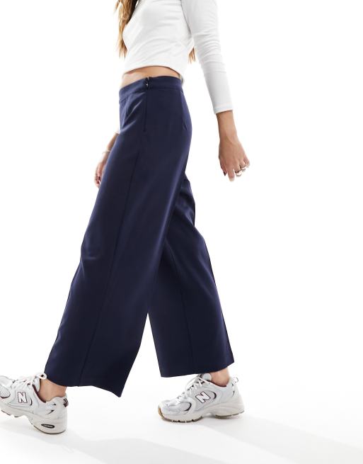 Vero Moda – Granatowe dopasowane spodnie z prostymi nogawkami 