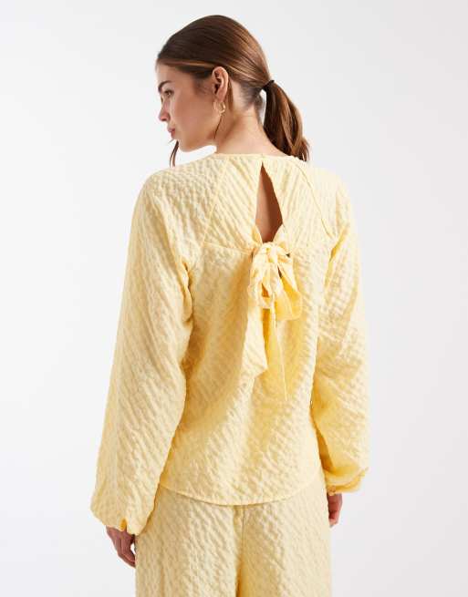 Vero Moda – Gult, texturerat set med vida byxor och långärmad topp med rosett baktill, 2 av 3
