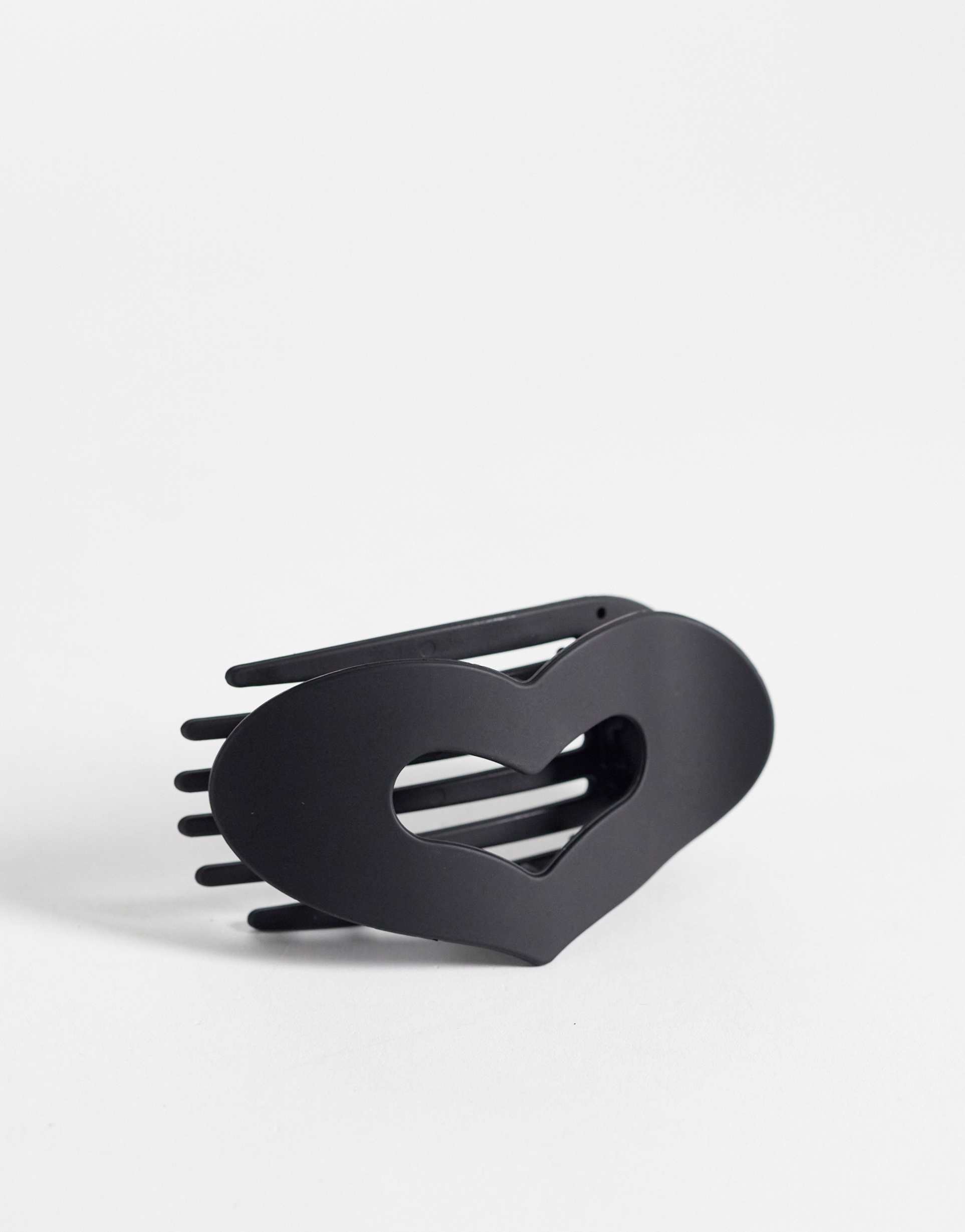 vero moda heart claw hair clip in black