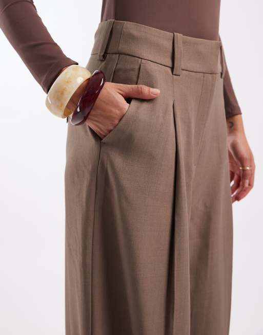 Vero Moda high rise pleated pants in warm brown melange, 2 of 5