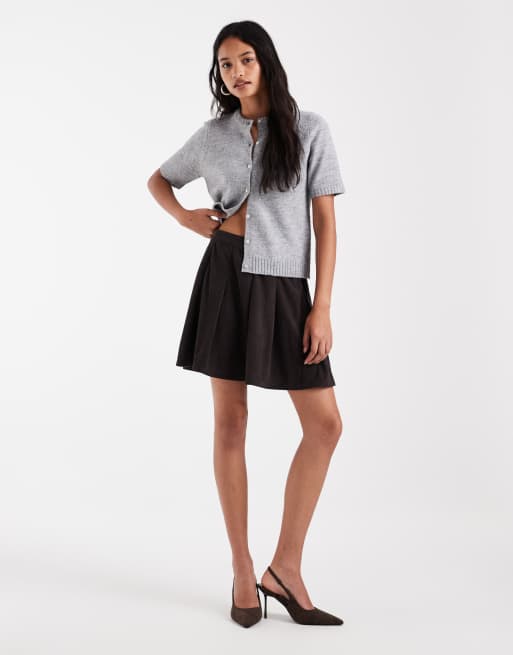 Vero Moda high-waisted pleated mini skirt in chocolate brown, 2 of 5