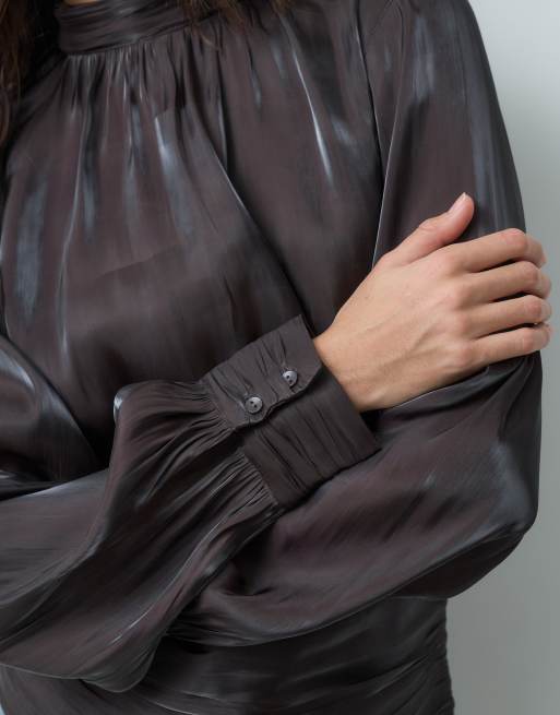 Vero Moda hooggesloten top met lange mouwen en ruches in donkerbruin, 3 van 5