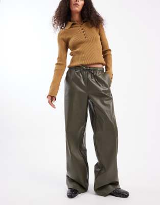 Vero Moda - Hose aus Kunstleder in Khaki mit Taillenband und weitem Bein-Grün