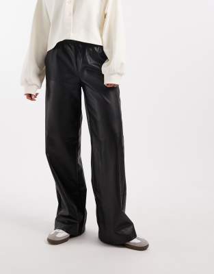 Vero Moda - Hose aus Kunstleder in Schwarz mit Taillenband und weitem Bein