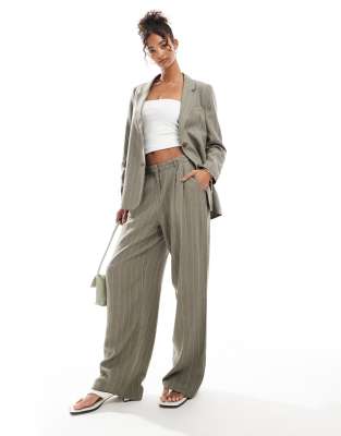 Vero Moda - Hose in gestreiftem Khaki mit Leinenanteil und Bundfalten, Kombiteil-Grün