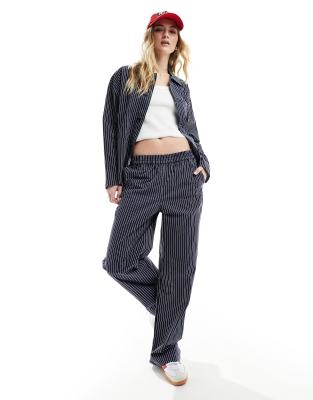 Vero Moda - Hose mit weitem Schnitt und Nadelstreifen in Marineblau, Kombiteil