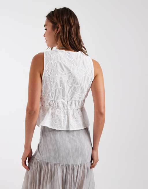 Vero Moda - Hvid bluse med peplum-kant og bindebånd foran samt blomsterbroderi, 2 af 4