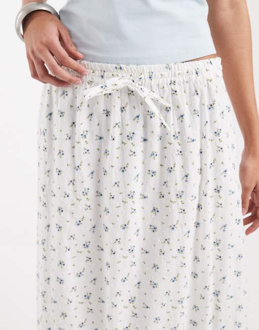 Vero Moda - Hvid lagdelt boho maxinederdel i dobby-stof af bomuld med småblomstret print, 2 af 5