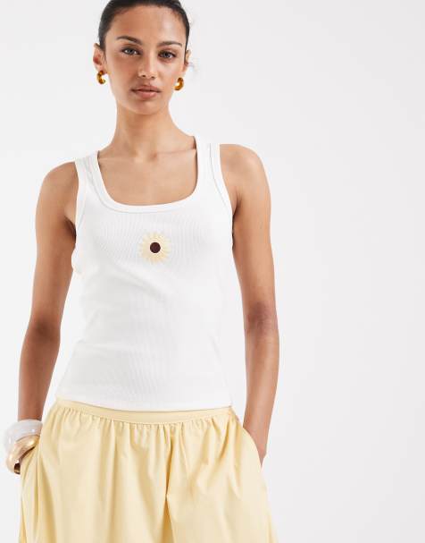 Vero Moda - Hvid ribstrikket top med dyb rund hals og solsikkebroderi - view 1