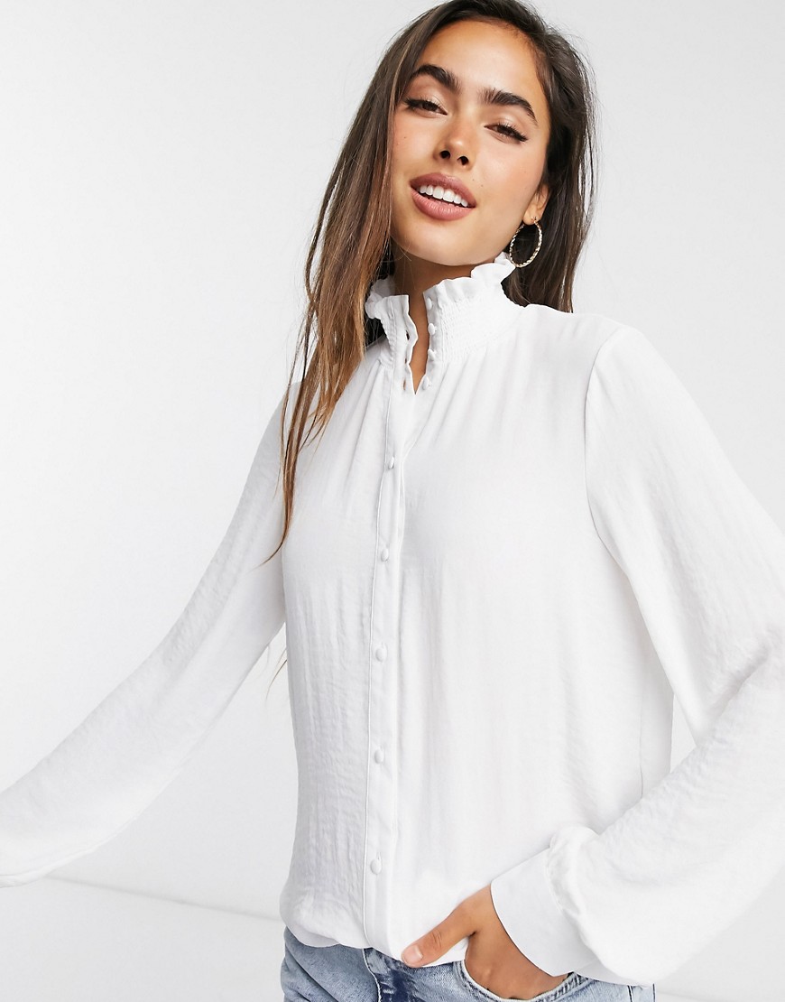 Vero Moda — Hvid skjorte med smock og høj udskæring
