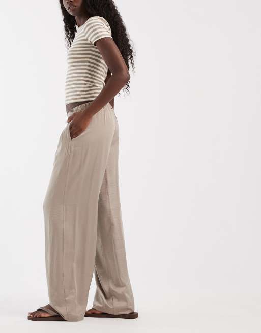 Vero Moda instapbroek met textuur en wijde pijpen in neutraal, 2 van 5