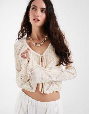 Jacke aus Häkelstrick in Creme mit Muster und Schnürung vorne-Weiß Weiß S