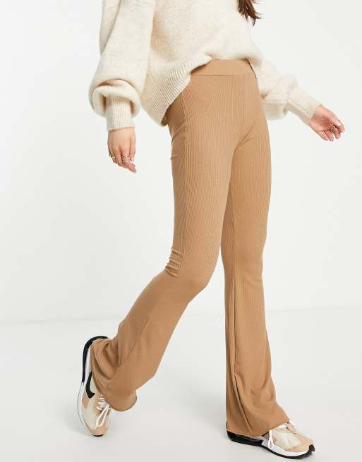 Vero Moda – Jasnobrązowe prążkowane legginsy dżersejowe z rozszerzanymi nogawkami, 4 z 4