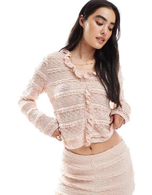 Vero Moda – Jasnoróżowy koronkowy top z długimi rękawami i falbankami, część zestawu