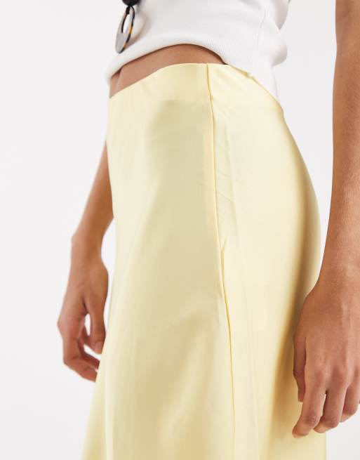 Vero Moda – Jasnożółta satynowa spódnica midi ze skosu, 2 z 5