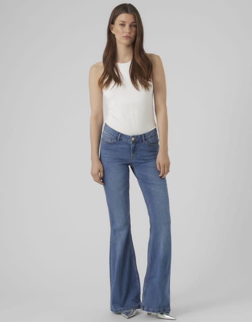 Vero Moda - Jeans met uitlopende pasvorm in medium blauw denim
