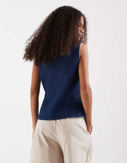 Vero Moda – Jeansweste in mittelblauer Waschung mit asymmetrischer Knopfleiste und bezogenen Knöpfen, 4 von 4
