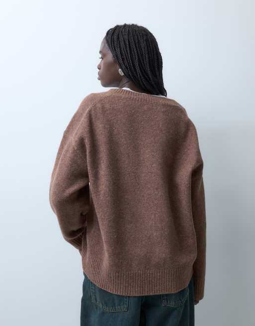 Vero Moda jersey de punto con cuello de pico extragrande en marrón claro, 4 de 4
