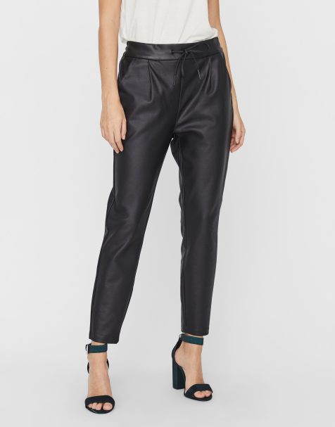 Vero Moda - Joggingbroek met leerlook en gestrikte taille in zwart - view 1