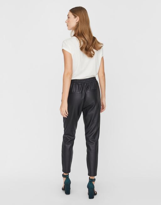 Vero Moda - Joggingbroek met leerlook en gestrikte taille in zwart, 3 van 4