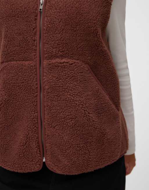 Vero Moda Josefine teddy v-neck sleeveless gilet in red, 4 of 5