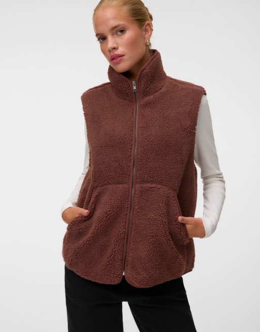 Vero Moda Josefine teddy-väst med v-ringning och ärmlös design i rött, 3 av 5