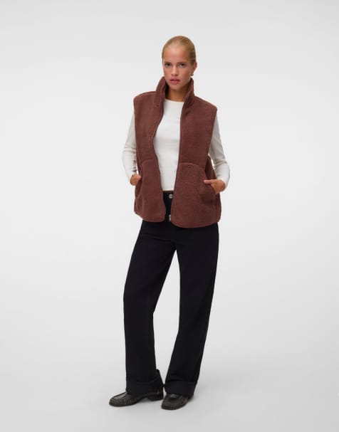 Vero Moda Josefine Teddy-Weste mit V-Ausschnitt und ohne Ärmel in Rot - view 1