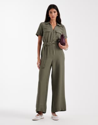 Vero Moda - Jumpsuit in Olivgrün mit Taillengürtel und Utility-Taschen