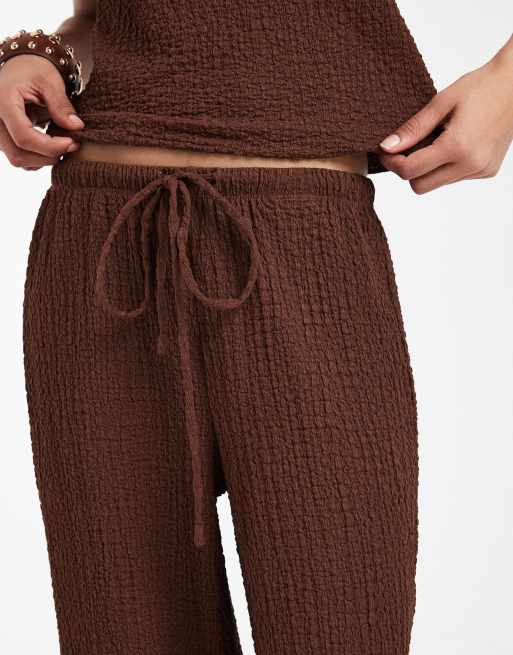 Vero Moda – Kakaobruna, texturerade byxor med vida ben och knytning i midjan, del av set, 3 av 5