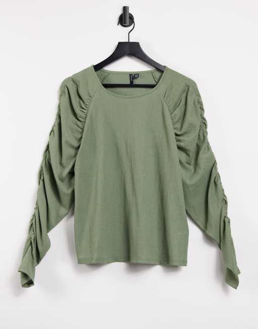 Vero Moda - Kakigrøn top med bred hals og rynkede ærmer
