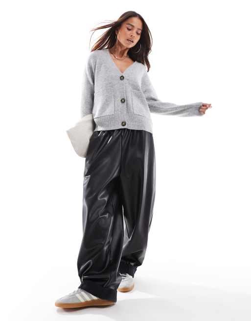Vero Moda – Kastige Strickjacke in Hellgrau mit Taschen, 2 von 4