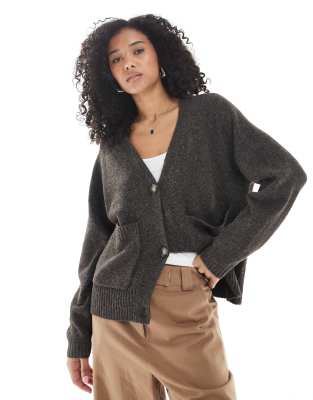 Vero Moda - Kastige Strickjacke in meliertem Schokobraun mit Taschen