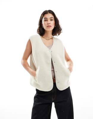 Vero Moda - Kastige Weste aus Teddyfell in Cremeweiß