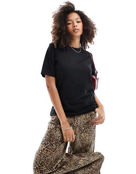 Vero Moda – Kastiges T-Shirt in Schwarz mit Rundhalsausschnitt - view 1