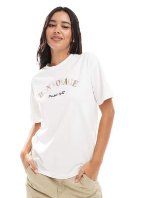 Vero Moda - Kastiges T-Shirt in Weiß mit „Bon Voyage"-Stickerei