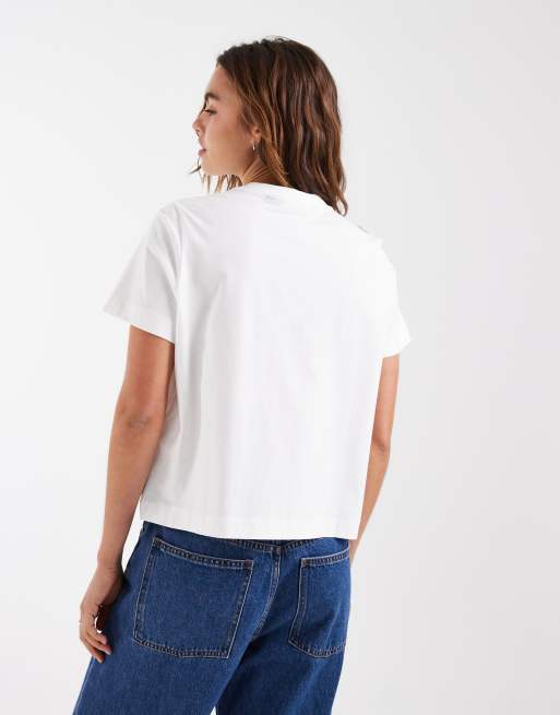 Vero Moda – Kastiges T-Shirt in Weiß mit durchgehender Pfirsich-Stickerei, 2 von 4
