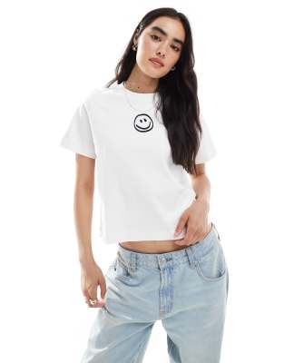 Vero Moda - Kastiges T-Shirt in Weiß mit Smiley-Print