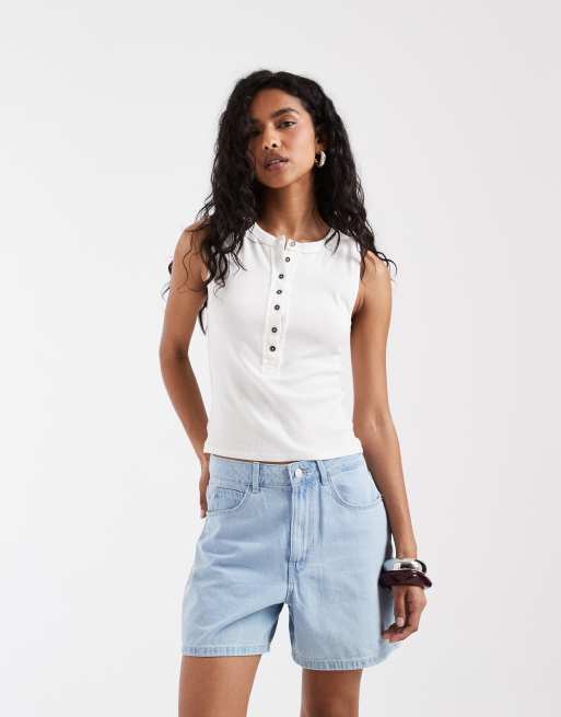 Vero Moda Kirsa high waist loose fit denim shorts in light blue wash, 2 of 5